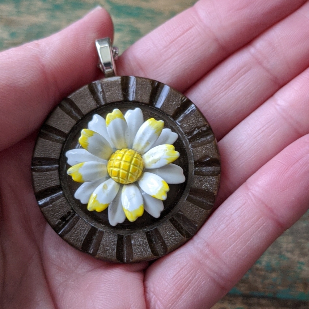 WHIMSY HOUSE I NWT Upcycled Retro Daisy Vintage Findings Button Necklace - Picture 6 of 9